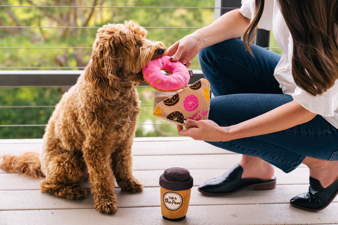 P.L.A.Y. Hundespielzeug Pup Cup Cafe Doughboy Donut